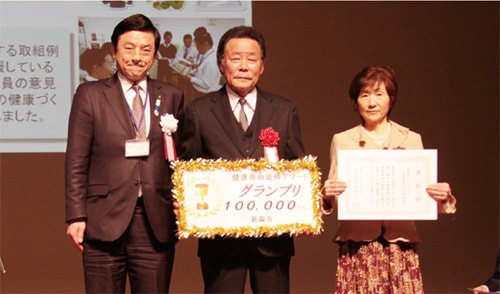 2019年3月16日新潟市の荒井副市長（左）よりグランプリの表彰状と賞品が健康づくり委員会の阿部副委員長（中央）と西脇委員長（右）に授与されました。